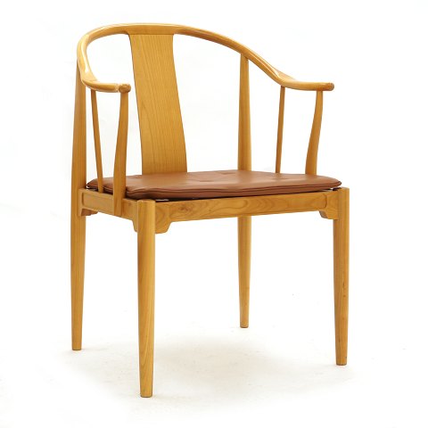 China Chair by Hans J.  Wegner, cherry and brown 
leather. Designed 1944. Manufactured by Fritz 
Hansen, Denmark, 1980s. H: 82cm. H s: 45cm