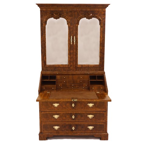 Mid 18th century George II walnut bureau with 
mirror doors. England circa 1750. H: 229cm. W: 
121cm. D: 96cm