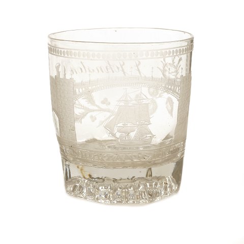 Rigt graveret "Sunderland Bridge"-glas. Ca. 1840. 
H: 9,5cm