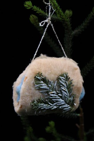 Gammel vat juleornament i form af Muffe fra omkring 1920.