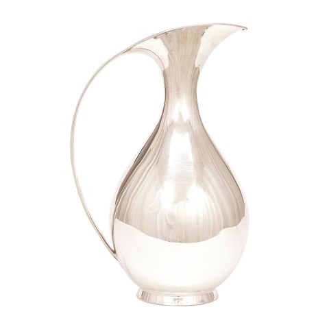 1L sterlingsilver pitcher by Kay Fisker, Denmark, 
1949. Manufactured by Michelsen, Copenhagen. H: 
23,5cm. W: 589gr