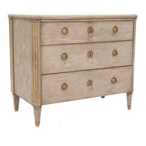 Gustavian chest of drawers with gilt canted fluted 
side posts. Sweden circa 1780. H: 84cm. Top: 
99x54cm