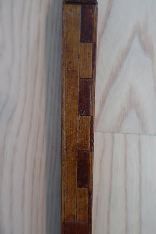 An antique two-feet-scale
This one is rare, made of wood with painted "intacia"
It is very well done
About 1820
Beautiful and good as decoration
In a good condition