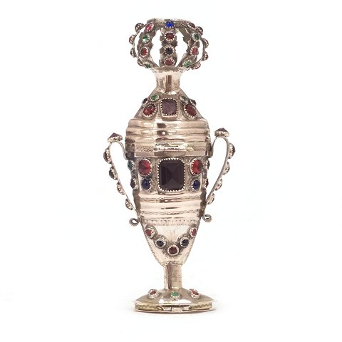 Riechdose aus Silber mit 91 Glassteinen. Meister 
Reimar Diedrich Dethlefsen, Sonderburg, um 1830. 
H: 13,7cm. G: 98,2gr