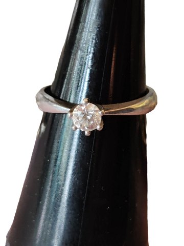 solitaire ring i platin med 0,30 karat brilliant