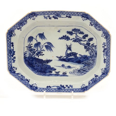 Dybt blådekoreret kinesisk fad i porcelæn. Qing 
dynastiet 18. århundrede. Mål: 30x37cm