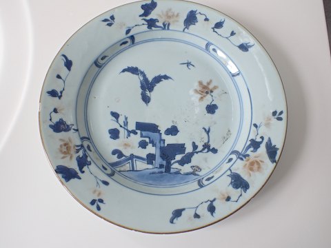 Kinesisk tallerken i blå/hvid og rødt - Qianlong  før 1752 -  Med mærkat: 
Nanking Cargo, Christies 1986.