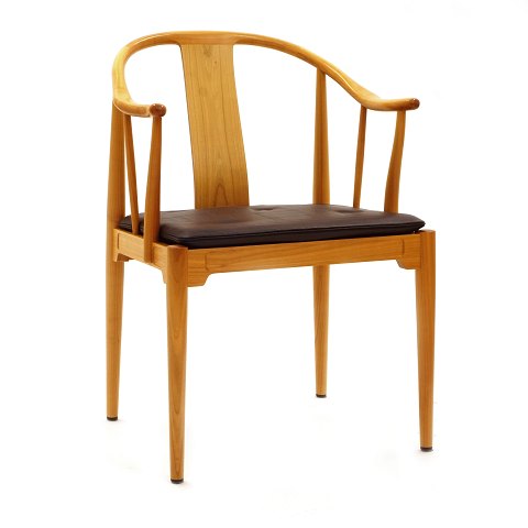 Hans Wegner Kinastol. Hans J. Wegner, 1914-2007, 
kinastol i lys kirsebærtræ. Produceret af Fritz 
Hansen 2005