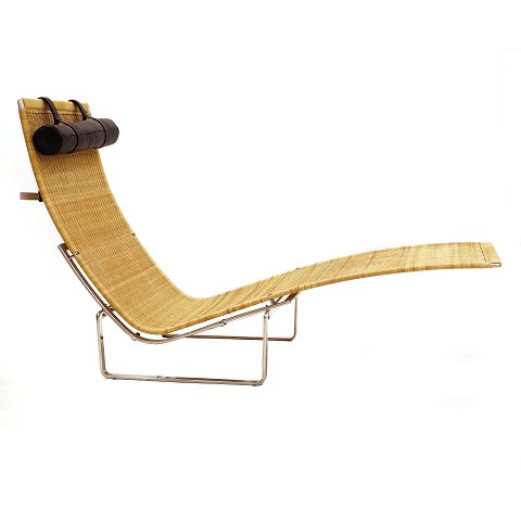 Poul Kjærholm PK24 Chaielong / Hammock Chair. 
Stahl und Peddigrohr. Kissen aus schwarzem Leder. 
Hergestellt von Fritz Hansen. Design aus dem Jahre 
1965. Guter Zustand. H: 88cm. L: 150cm. B: 69cm