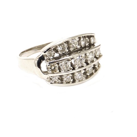 14kt whitegold ring with 15 daimonds 0,03-0,15ct. 
Ringsize: 53