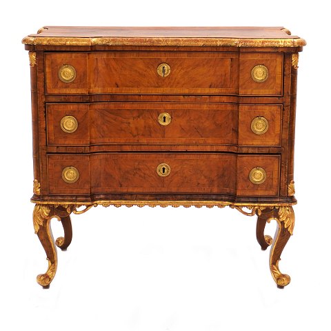 Nortgerman 18th century gilt and walnut veneered 
commode. Manufactured by Köster, Altona, circa 
1770. H: 82cm. Platte: 88x47cm