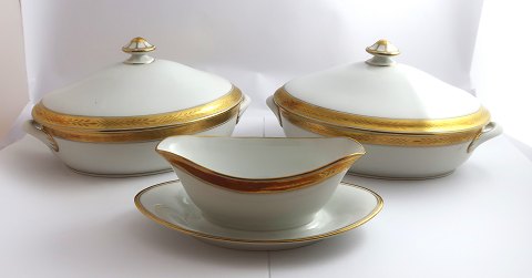 Royal Copenhagen. Porcelain no. 607. There are for 12 people. Consisting of 12 
dinner plates, 12 lunch plates, 12 bread plates, 12 soup plates, 12 broth cups, 
+ see main text