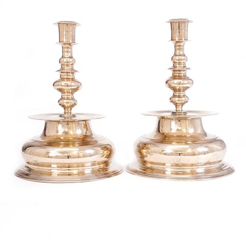 Pair of bell shaped Baroque brass candlesticks 
marked Stephan Schirmer, Nürnberg, 1593-circa 
1650. H: 21cm