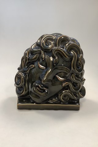 Oliven Grøn Royal Copenhagen Grøn Celadon Maske af Medusa No 2950, Hans Henrik 
Hansen 1927. UDLÅNT TIL BROHAN MUSEUM I BERLIN TIL Februar 2026
