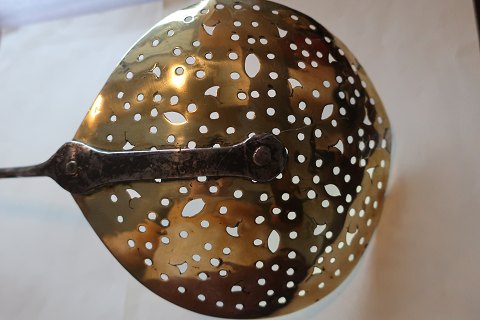 Skumske af messing, u/ stempel, fra ca. 1820
Med smukt håndsmedet skaft
God stand med lille flot udført reparation
L.: 62cm