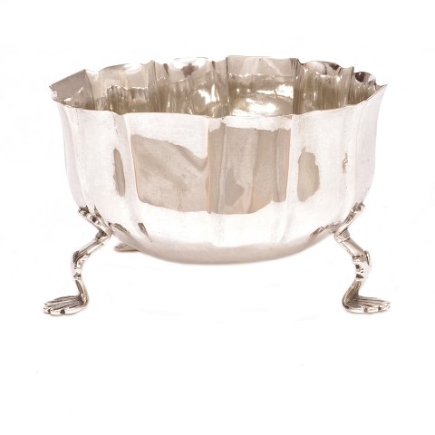 Mid 18th century Danish silver sugar bowl by Claus 
Otzen, Haderslev, 1753-75. H: 8,1cm. L: 12,5cm
