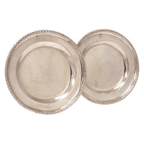 Et par royale sølvtallerkner med gadroneret kant 
og fane prydet med kronede monogrammer. D: 25cm. 
V: 1.196gr