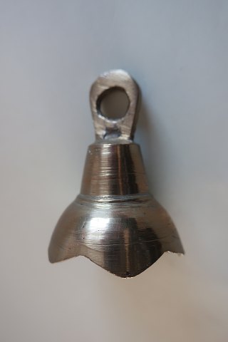 A beautiful old little bell,with a little decoration
Made of brass
H: 5cm
In a good condition, but the little piece of metal to make the sound is not 
there 
Please look at our other articles for bells