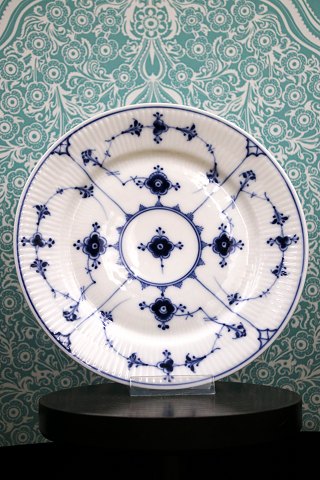 Sjælden Royal Copenhagen , Musselmalet Riflet helflad frokost tallerken. 1/185.
Før 1923...