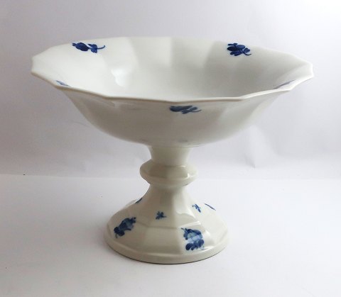Royal Copenhagen. Blå blomst, kantet. Opsats på fod. Model 8531. Højde  16,5 cm. 
Diameter 24 cm. (1 sortering)
