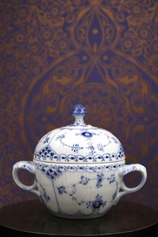 Royal Copenhagen Musselmalet Halvblonde sukkerskål med låg og hanke.
RC#1/605...