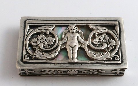 Small silver box (830). With mother of pearl at the bottom of the lid. Length 
5.3 cm. Width 3 cm.