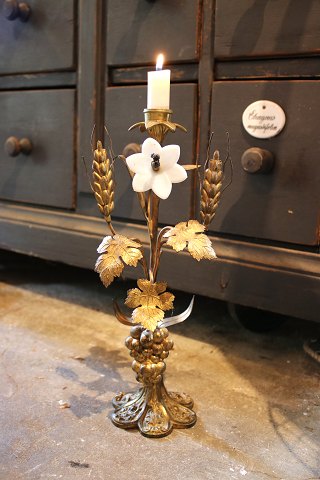 Dekorativ gammel fransk kirkelysestage i bronze med plads til 1 stearinlys...