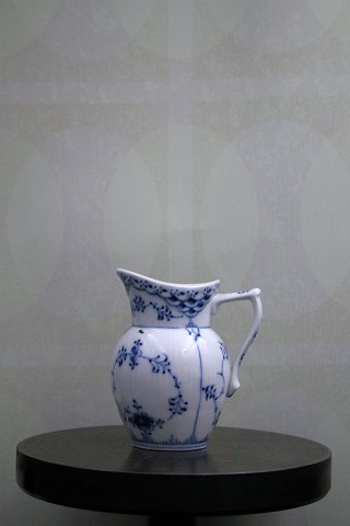 Royal Copenhagen , Musselmalet Halvblonde flødekande.
RC# 394...