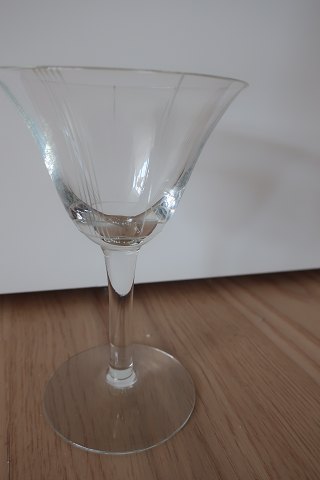 Hvidvinsglas
Holmegaard Glasværk 
Birkholm glas
Design Per Lütken
Klokkeformet kumme med de matte striber
1942
H: ca. 13cm
12 stk.