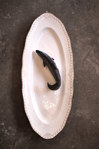 Sjældent ovalt Royal Copenhagen fiskefad i Prinsesse med guld dekorationer. 
fra år 1850-70.