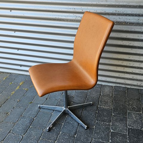 Arne Jacobsen 
Oxford kontorstol
Brunt læder
