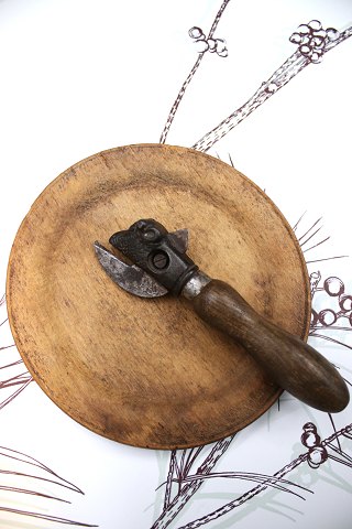 Svensk 1800 tals træ tallerken med fin patina...