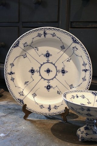 Royal Copenhagen Musselmalet Halvblonde rundt fad. Dia.: 36cm. RC#1/540.
1923-28...