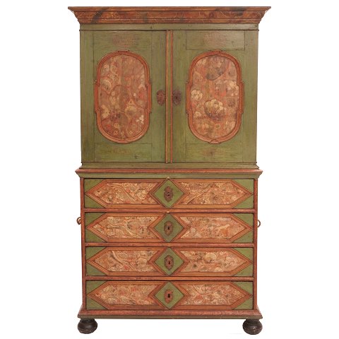 Barocker "Barsmark"-Schrank (Nach dem Dorf 
Barsmark bei Apenrade). Dekoriert mit Eigentümer 
Initialen und der Jahreszahl 1772. H: 200cm. B: 
116cm. T: 55cm