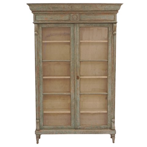 Hell grau/grün dekorierte Vitrine ca. 1850. H: 
213cm. B: 139cm. T: 36cm (oben) / 25cm (Mitte)