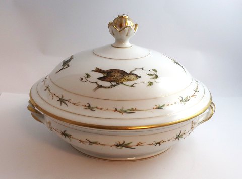 Royal Copenhagen. Round lidded dish with bird motif. Diameter 23 cm. Height 15 
cm. Produced approx. 1850. (1 quality)