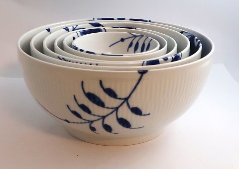 Royal Copenhagen. Blue Mega fluted. 6 different bowls. Largest bowl diameter 24 
cm and height 11 cm. (1 quality)