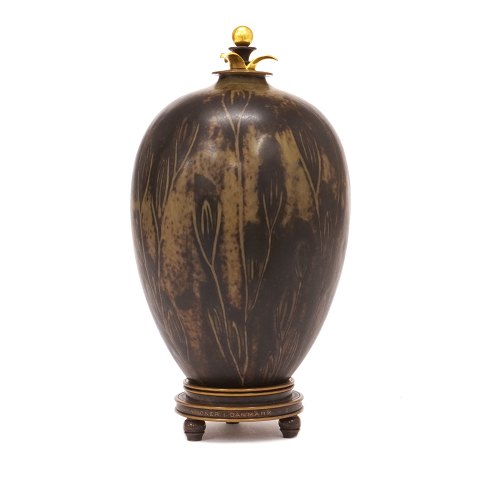 Gerd Bøgelund stentøjsvase med bronzefod og -låg 
med forgyldning. Signeret. H: 22cm