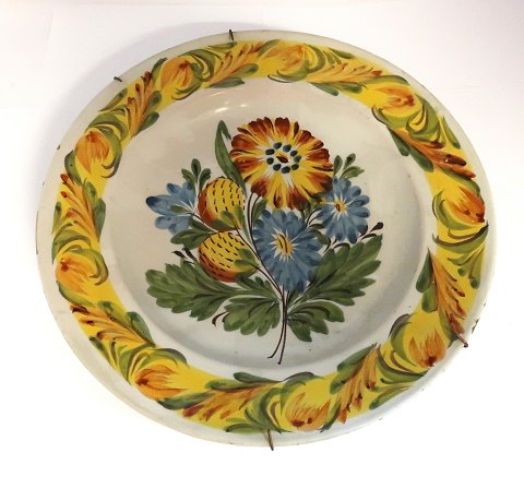 Kellinghusen. Earthenware dish. Diameter 28.3 cm. With very small edge notches.