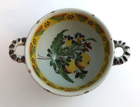 Kellinghusen. Faience ear bowl. Diameter 15.5 cm. Height 8 cm. With very small 
edge notches