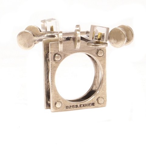 Bent Exner sterling sølv ring prydet med flammende 
arme og to plexiglas kvadrater. Bent Exner 
1932-2006. Stemplet "925S EXNER" og dateret 1979. 
Ringstr. 55