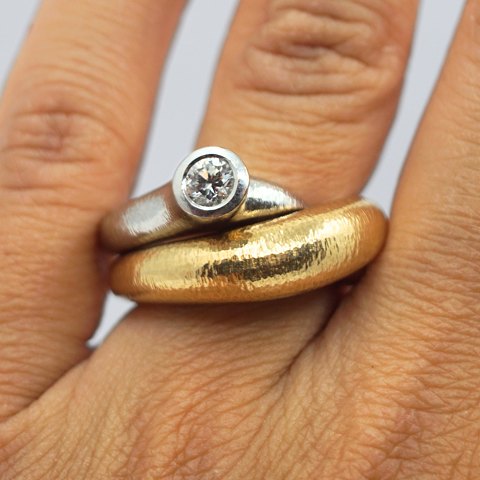 Ole Lynggaard; Fidelity ring of 14k gold and white gold, set with diamond