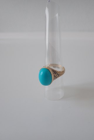 18 karat guldring med cabochonslebet turkis og blåt emaljemønster.