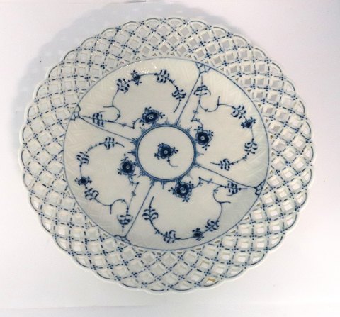 Royal Copenhagen. Musselmalet, Vollspitze. Flach mit durchbrochener Kante. 
Modell 1098. Durchmesser 25,5 cm. (4 Wahl).