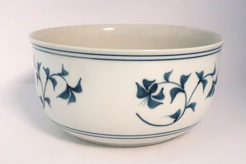 Royal Copenhagen. Noblesse. Large round bowl. Model 15122-30. Diameter 21 cm. 
Height 10.5 cm. (2 quality)