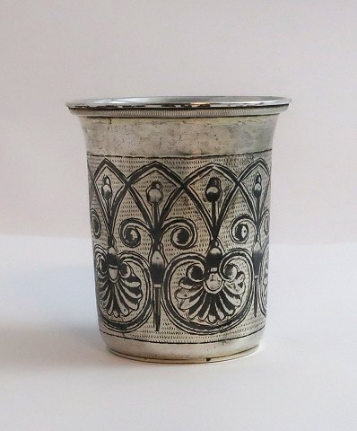 Rusland. Lille sølv bæger med niello (84). Højde 6 cm. Diameter 5,1 cm. 
Produceret 1837