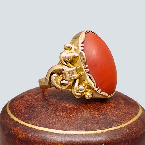 Ring in 14k gold, set with a coral