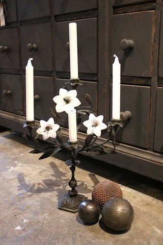 Antik , fransk lysestage i mørk patineret bronze , dekoreret med 3 gamle hvide 
glas blomster...