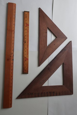 Ældre tegneredskaber af træ, som i gamle dage
2 vinkler/trekanter (en lille og en stor) og 2 linealer i 2 størrelser
Ingen stemplet tekst på vinklerne/trekanterne
Stor lineal stemplet: "Albert Nestler A.-G."
Lille lineal med reklameteksten "Original Hultafors Svensk præcision" samt logo
Stor lineal = 30cm
Alle er i flot stand og alle spidser er intakte
Articleno.: KM1006