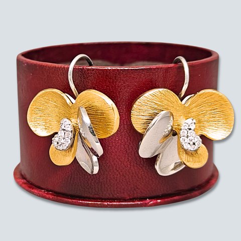 Ole Lynggaard; Øreringe i 18 kt. guld og hvidguld med diamanter